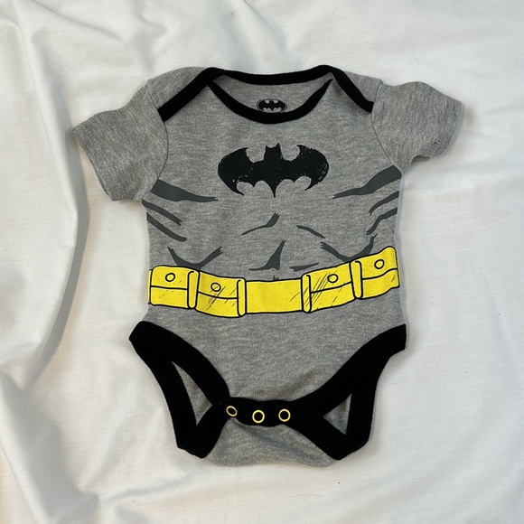 Batman 3 Onesie & 2 Bandana Bib Bundle Size 3-6 Months - Picture 5 of 9
